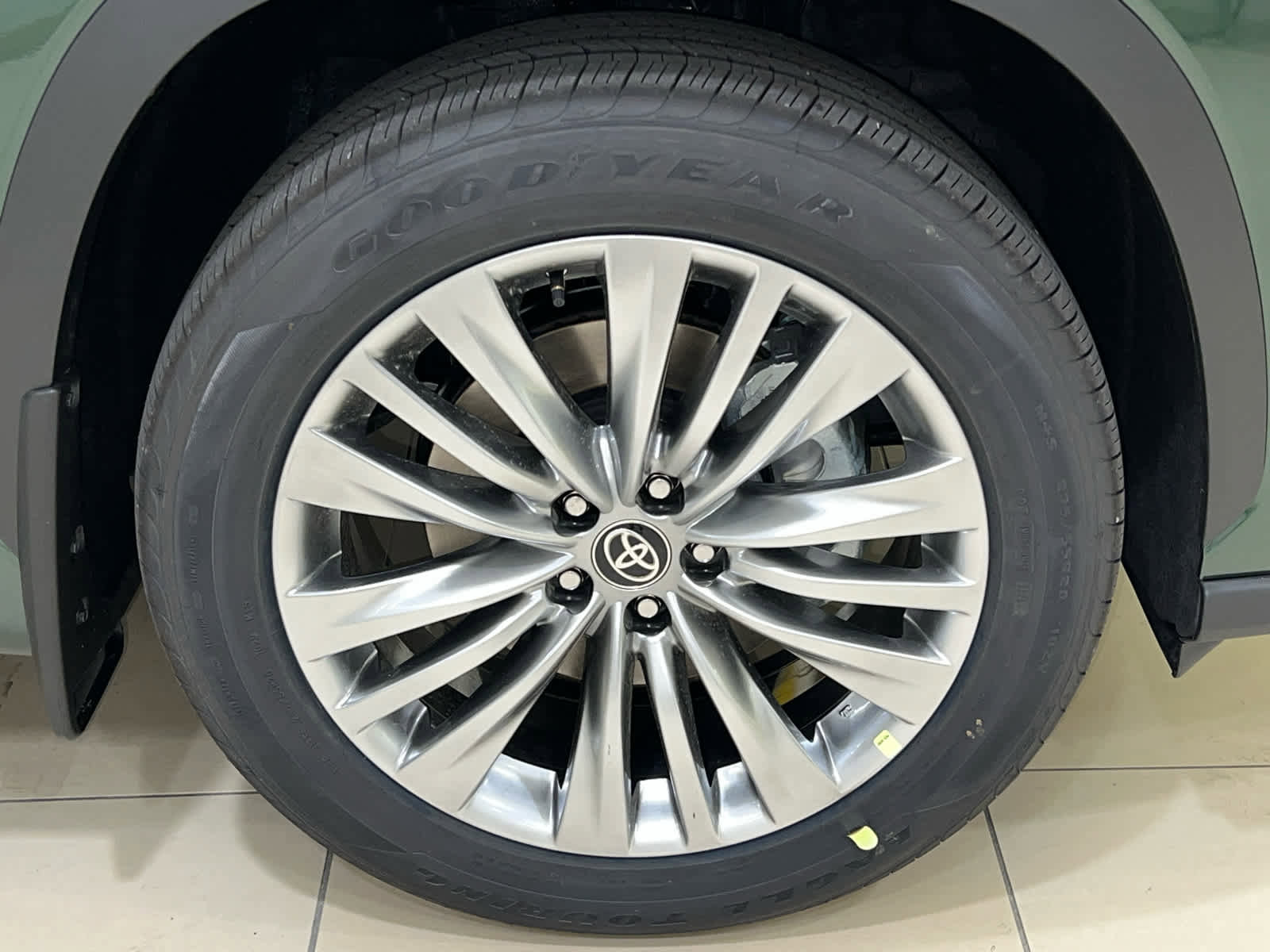 New 2025 Toyota Highlander Platinum image 5
