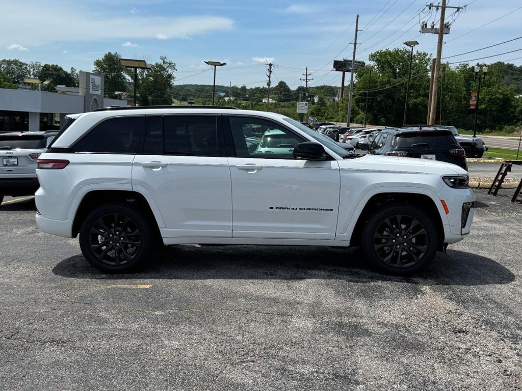 New 2026 Jeep Grand Cherokee Limited AWD/4WD image 2