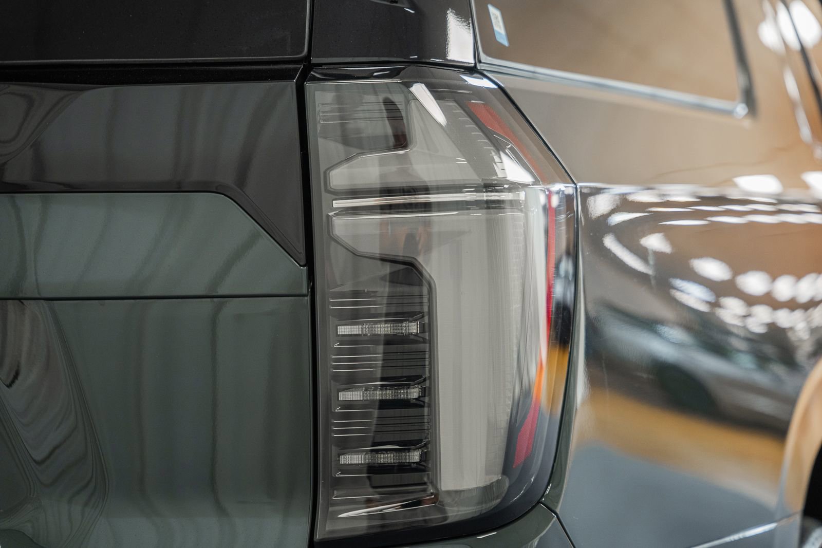 Used 2025 Chevrolet Suburban RST w/ Advanced Technology Package image 7