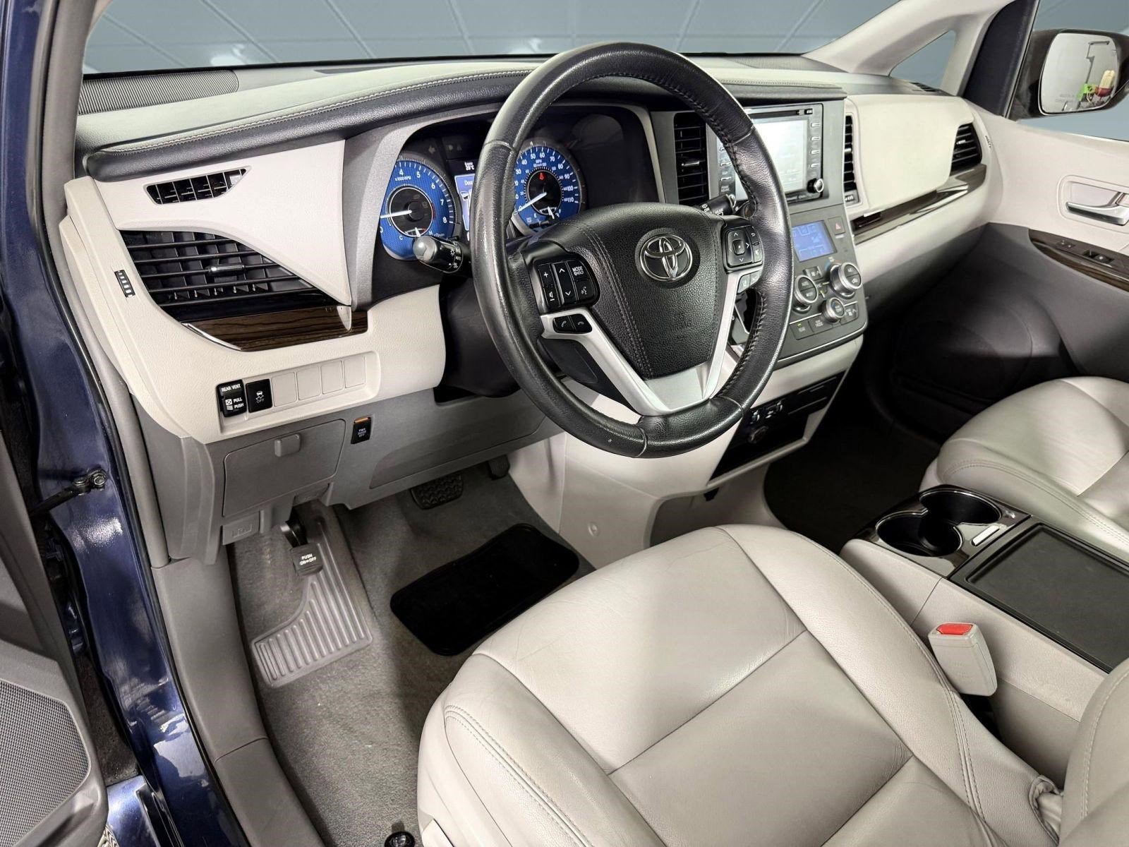 Used 2019 Toyota Sienna XLE FWD image 4