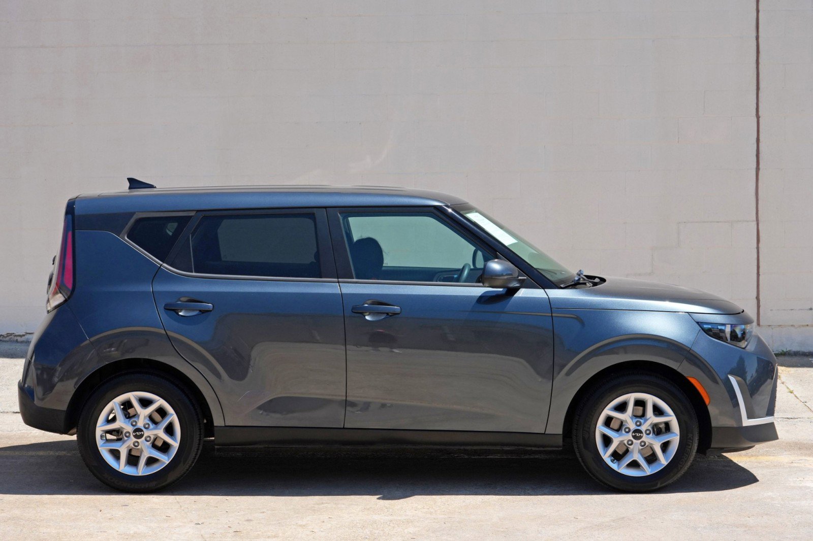 Used 2023 Kia Soul LX w/ LX Technology Package FWD image 43
