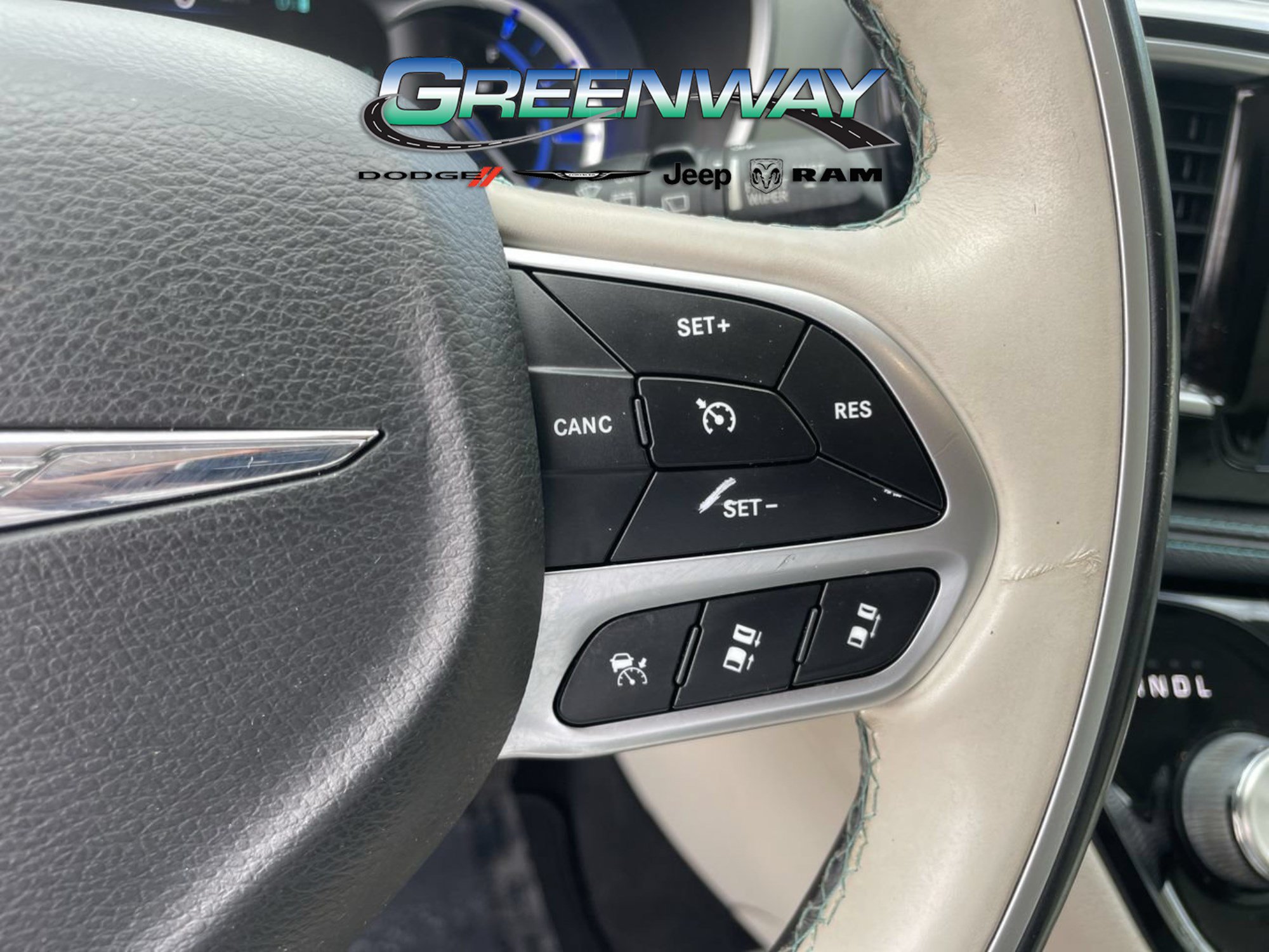 Used 2017 Chrysler Pacifica Platinum FWD image 32