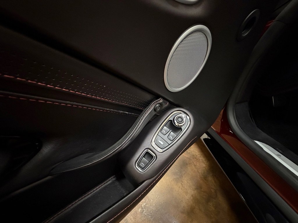 Used 2021 Aston Martin V8 Vantage Roadster image 37