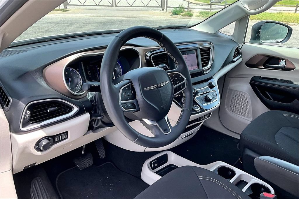Used 2023 Chrysler Voyager LX FWD image 12