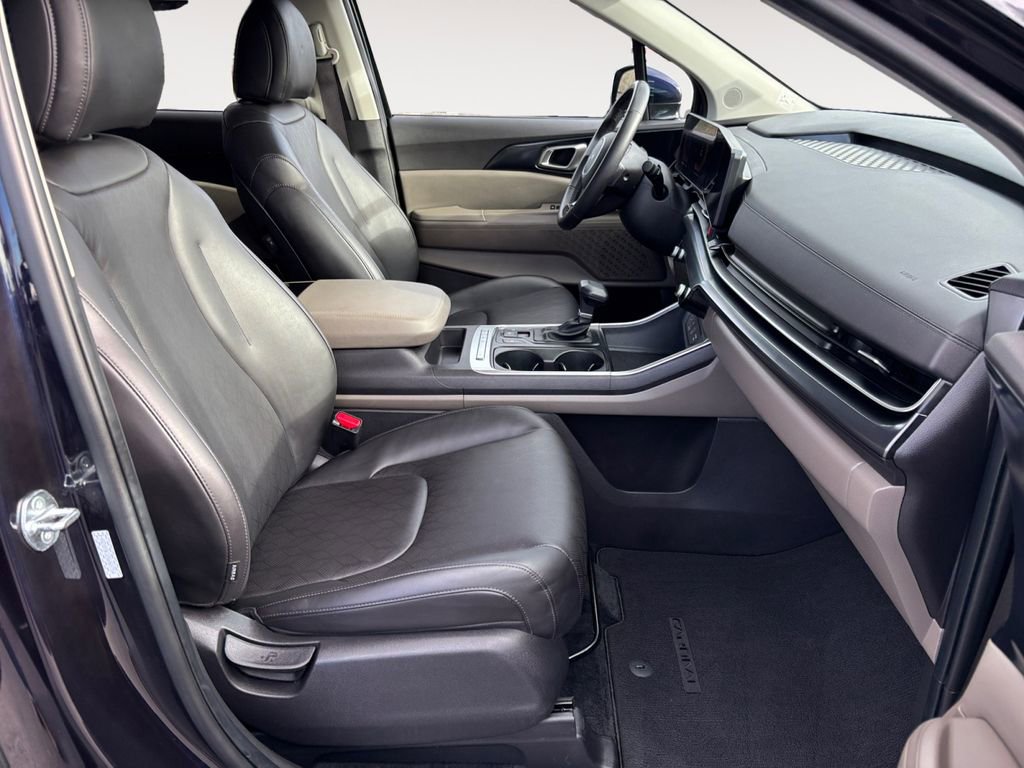 Used 2025 Kia Carnival FWD image 10
