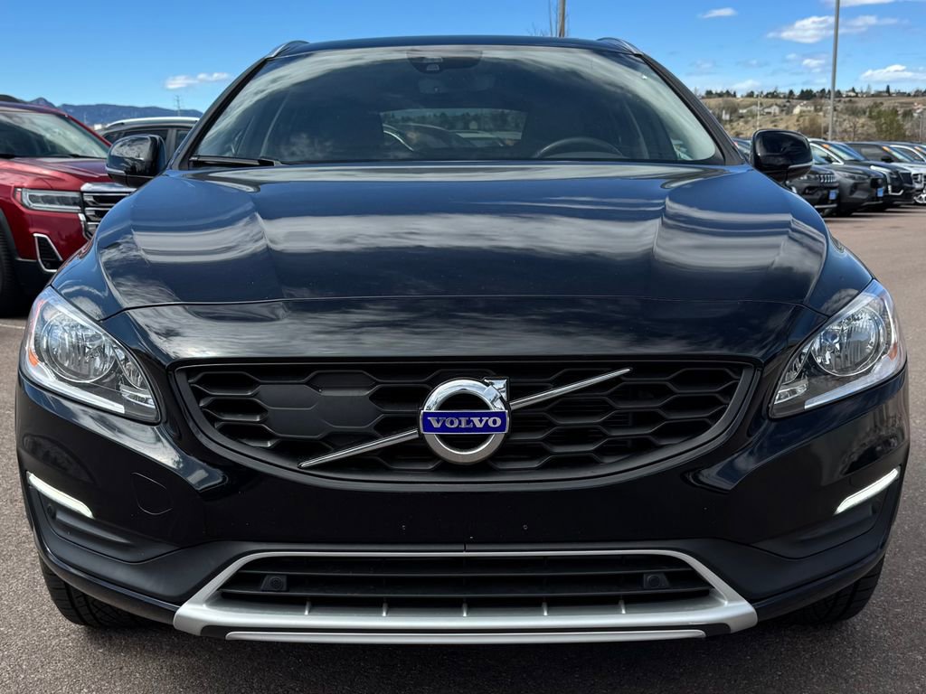 Used 2018 Volvo V60 T5 Cross Country image 2