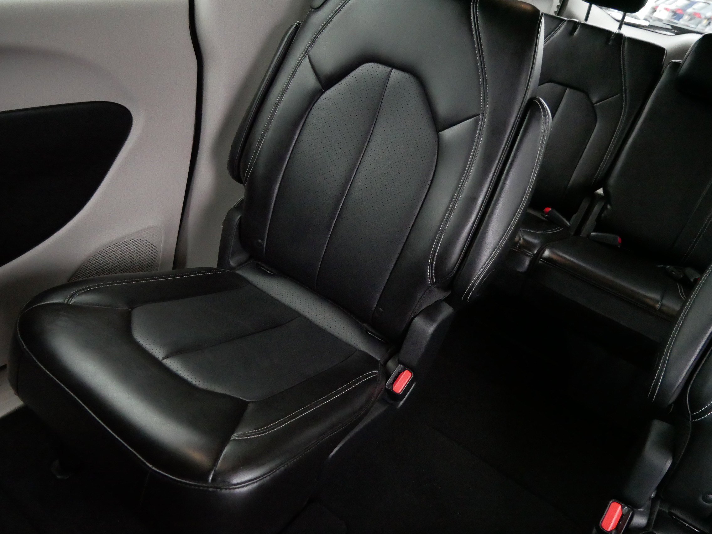 Used 2024 Chrysler Pacifica Touring-L image 12