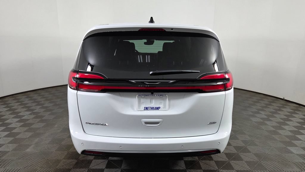 New 2027 Chrysler Pacifica Select AWD/4WD image 6