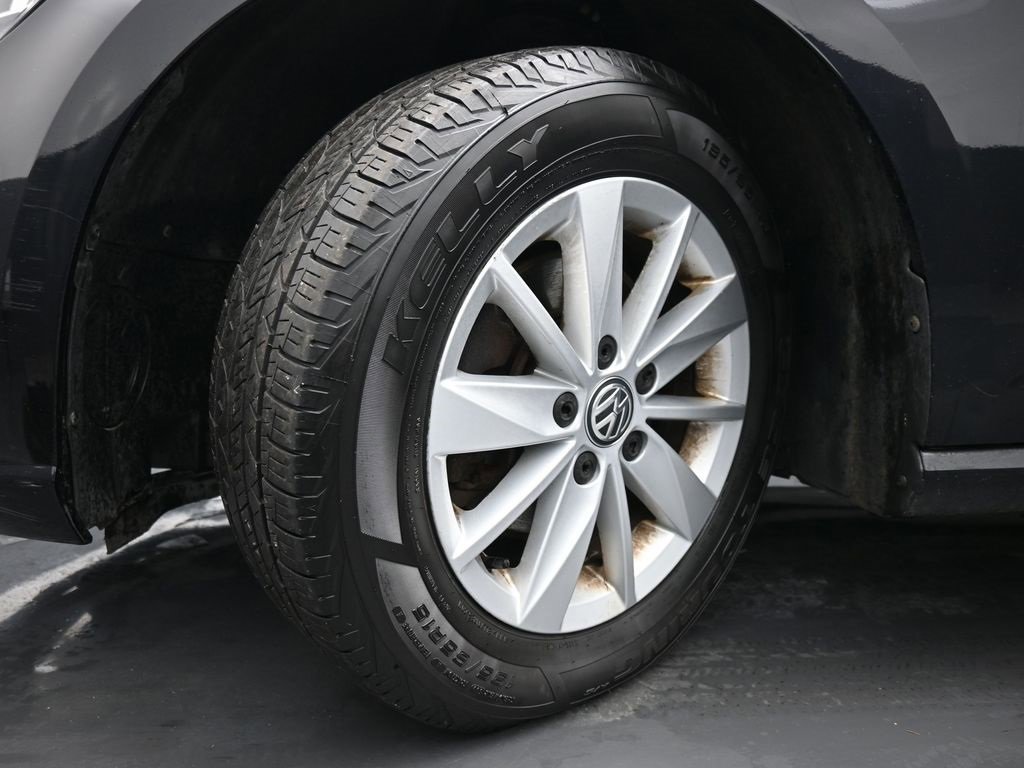 Used 2018 Volkswagen Golf S image 41