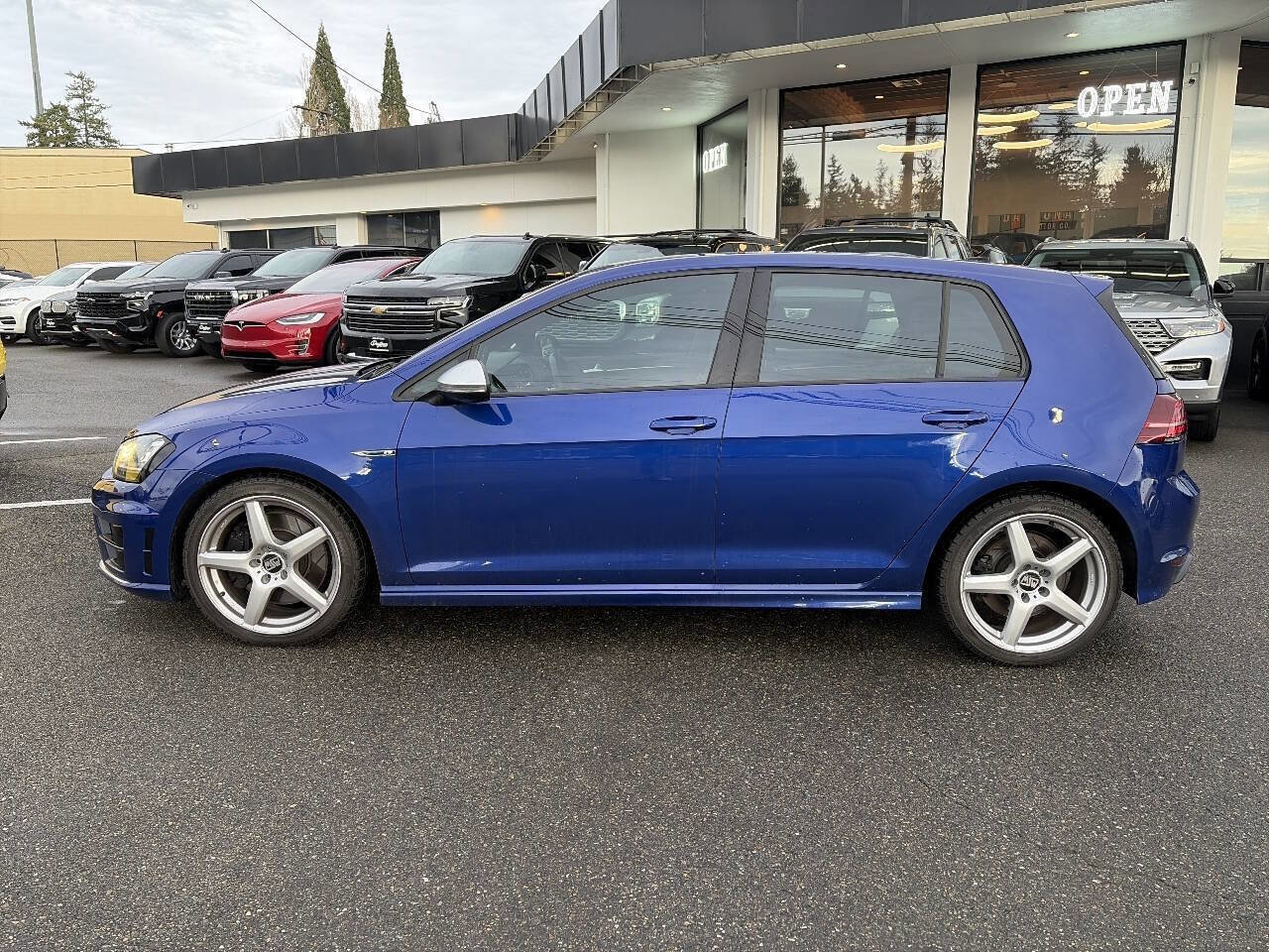 Used 2017 Volkswagen Golf R 4-Door image 2