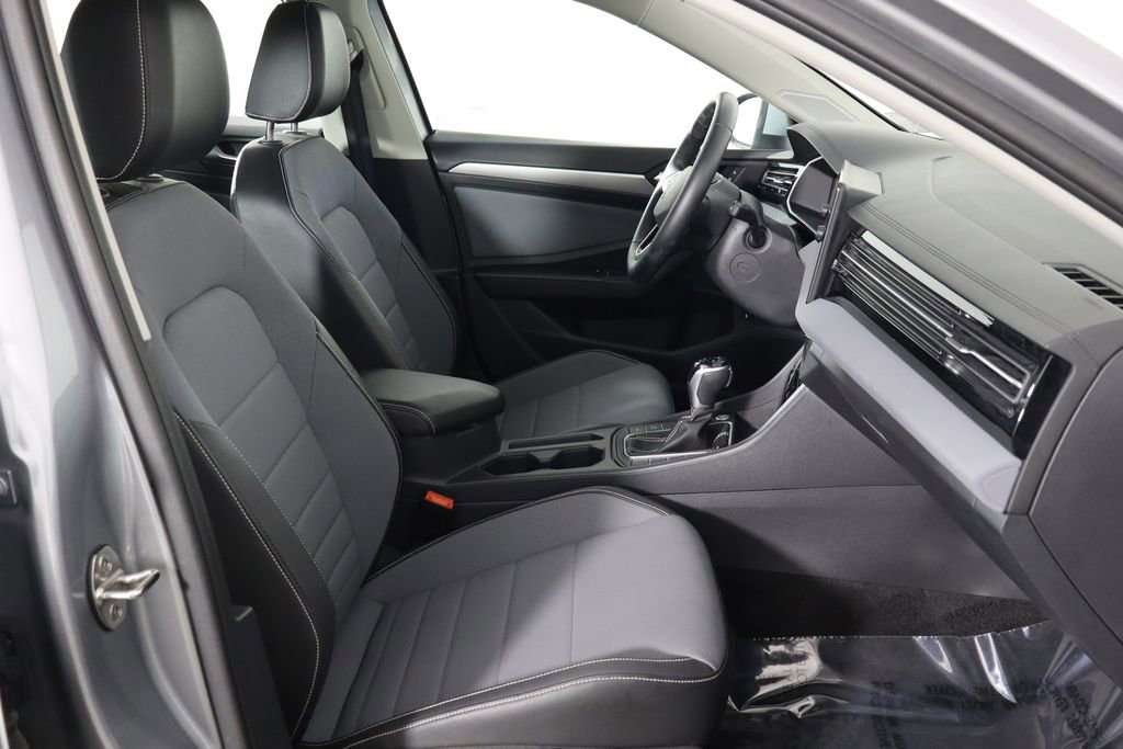 Used 2025 Volkswagen Jetta SE image 17