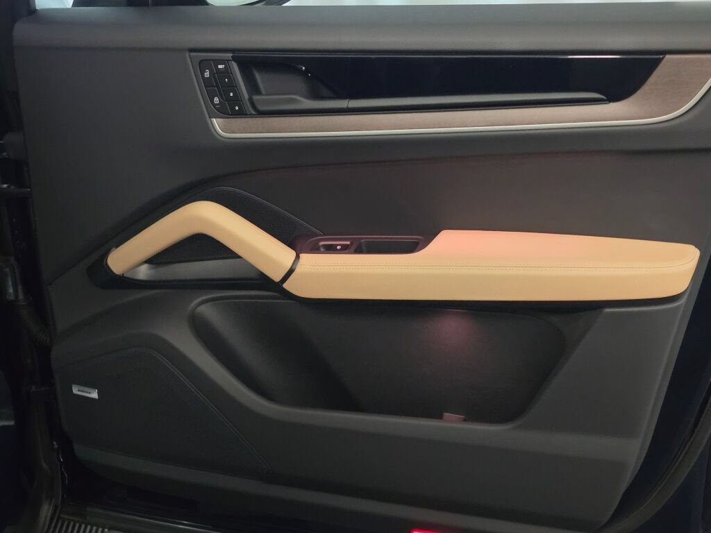 Certified 2025 Porsche Cayenne Coupe AWD/4WD image 27
