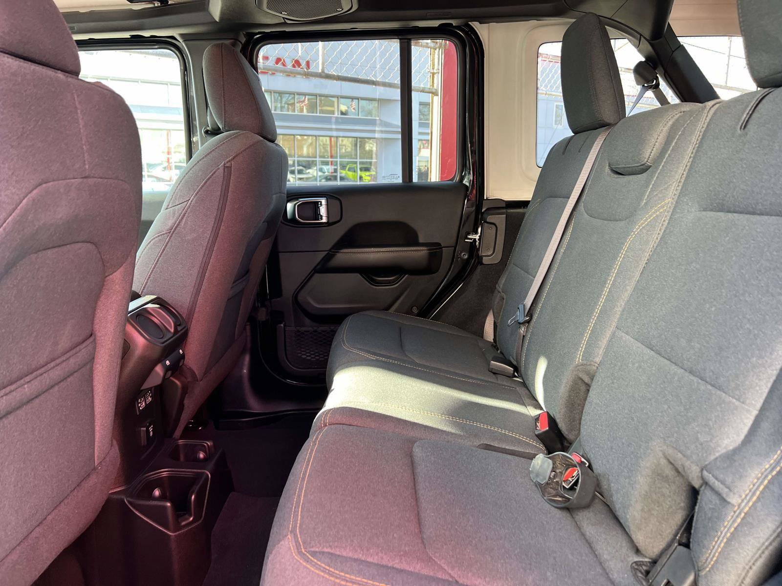 Used 2025 Jeep Wrangler Sahara image 14