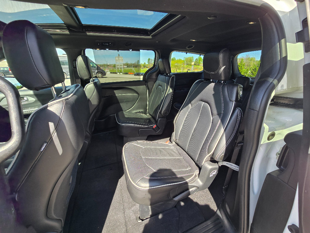 Used 2025 Chrysler Pacifica Limited FWD image 19