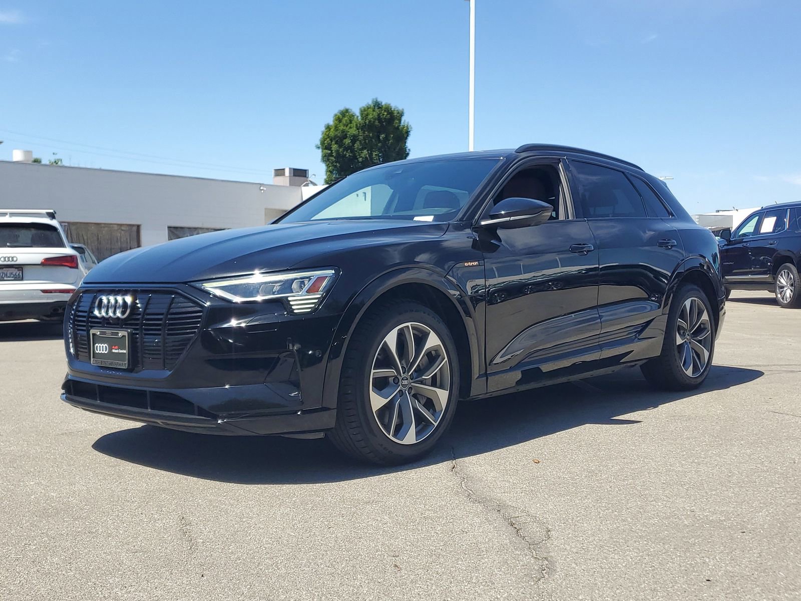 Used 2021 Audi e-tron Premium Plus w/ Premium Plus Package image 2