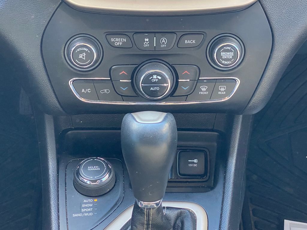 Used 2017 Jeep Cherokee Limited w/ Luxury Group AWD/4WD image 24