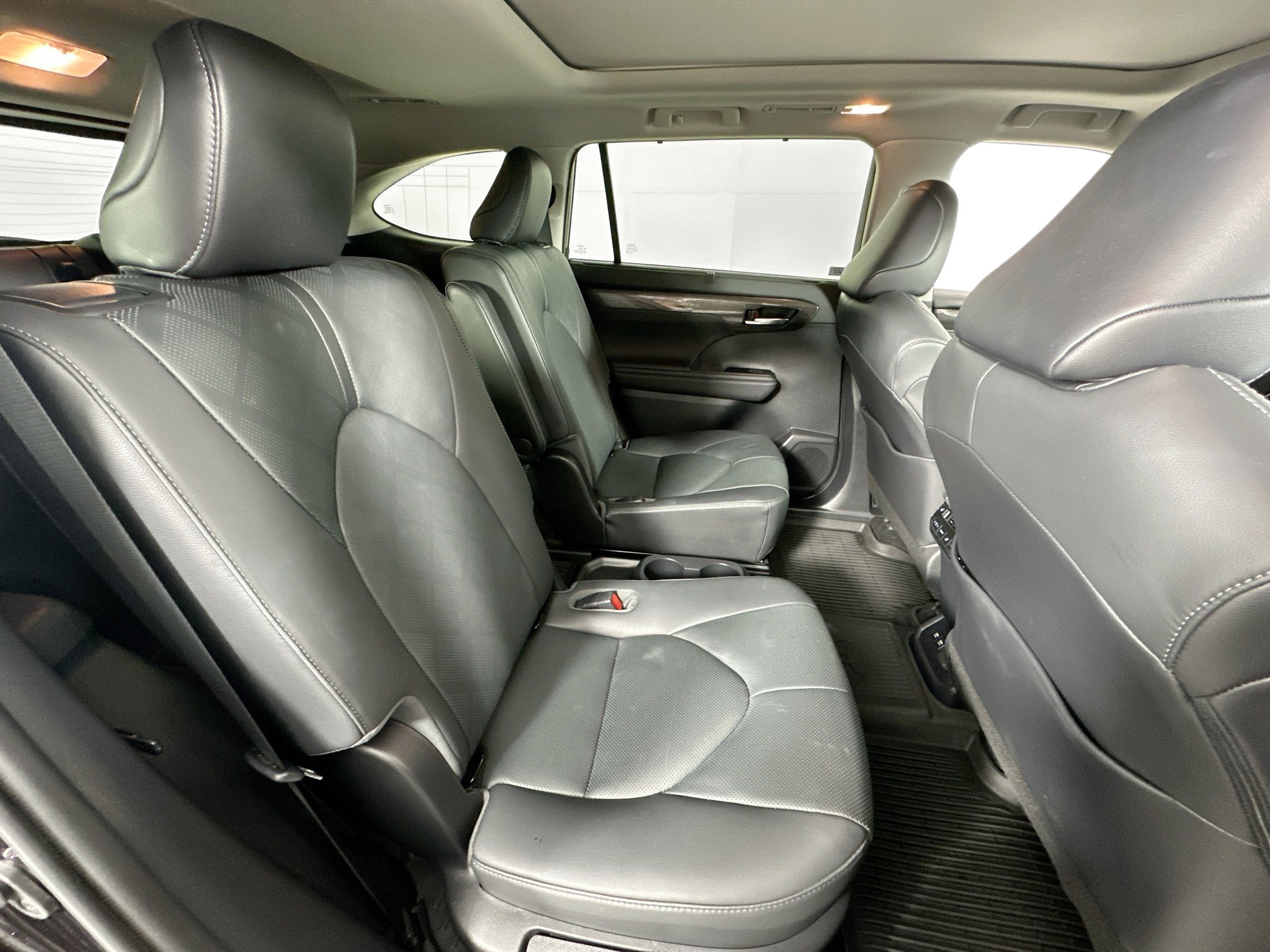 Used 2020 Toyota Highlander Limited Platinum image 30