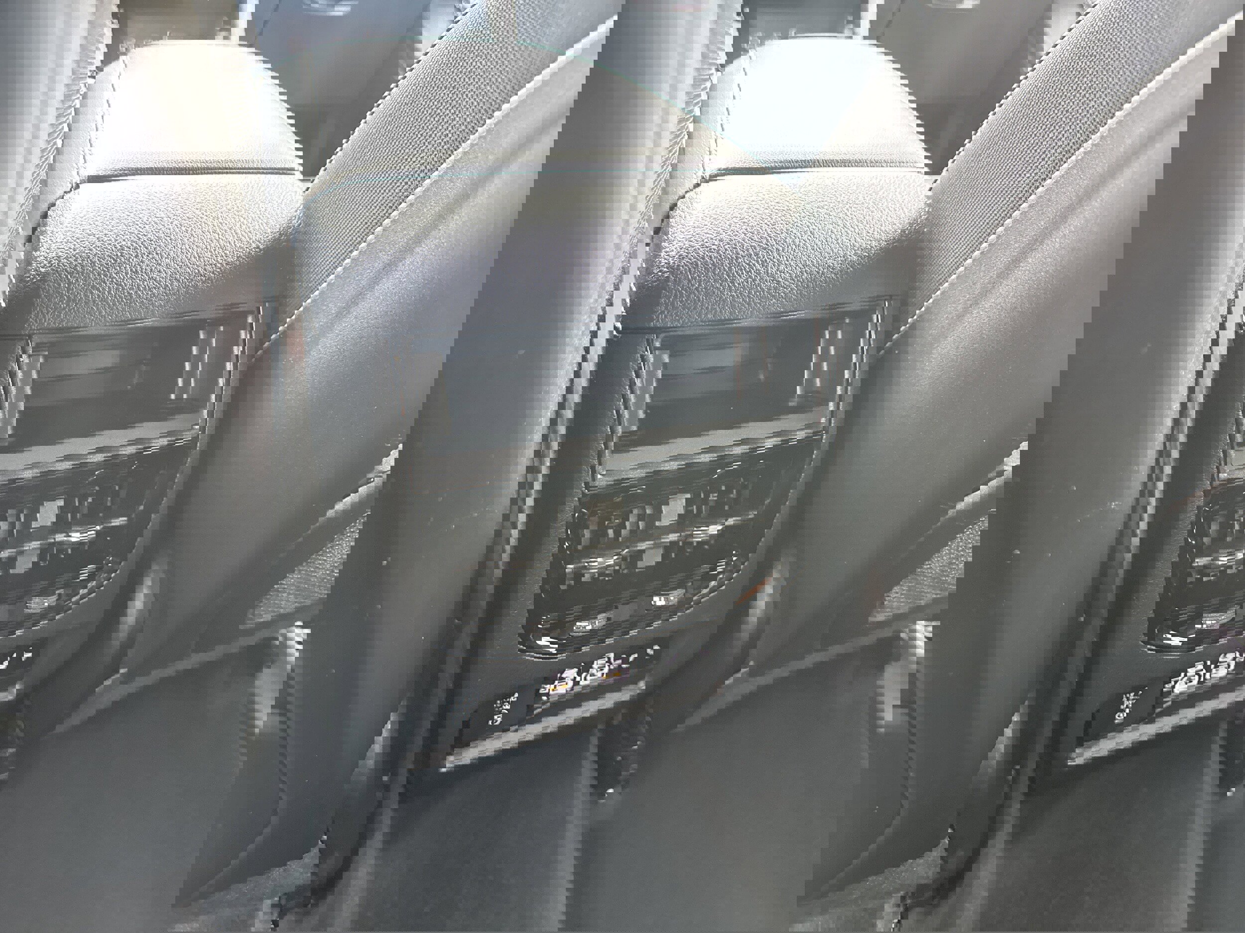 Used 2025 Jeep Grand Cherokee Limited w/ Black Appearance Package AWD/4WD image 17