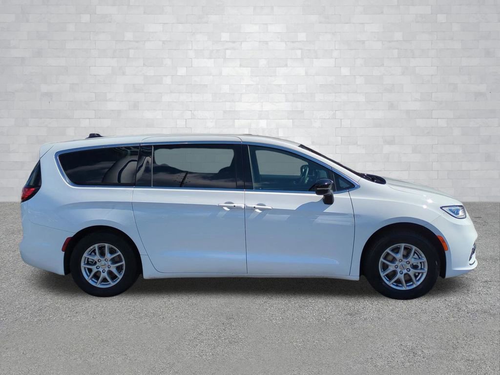 Used 2025 Chrysler Pacifica Select image 3