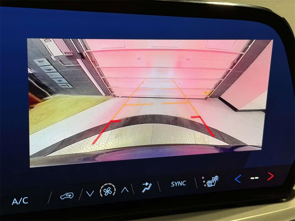 Used 2025 Chevrolet Traverse LT image 27