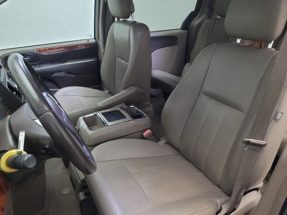 Used 2016 Chrysler Town & Country Touring image 17