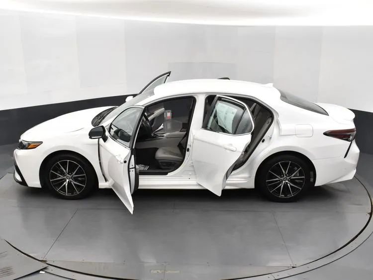 Used 2023 Toyota Camry SE image 7