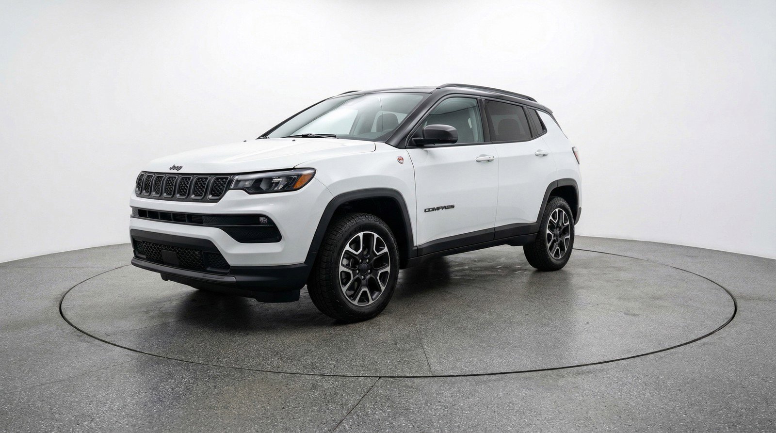 Used 2025 Jeep Compass Trailhawk image 3