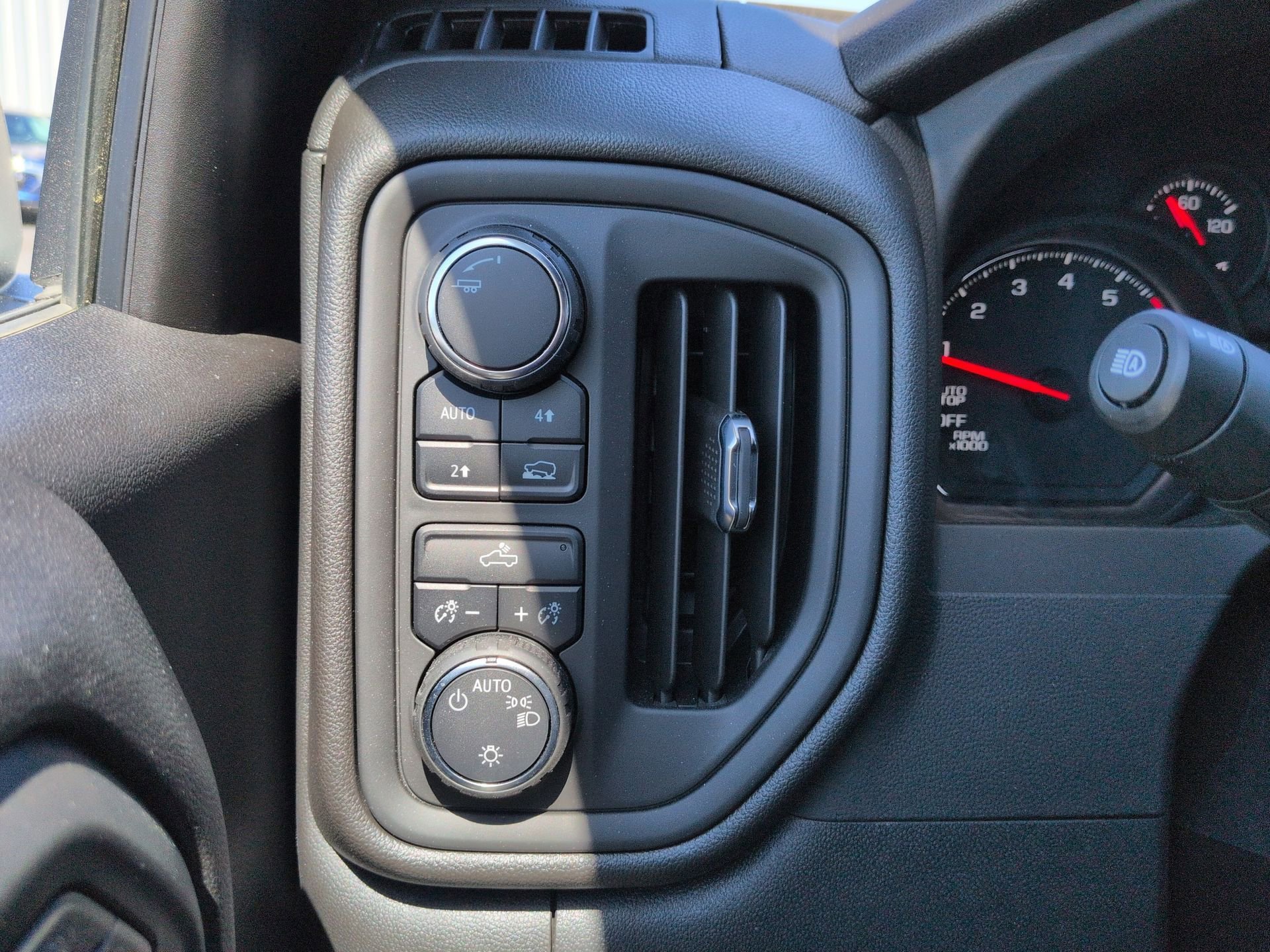 Certified 2024 Chevrolet Silverado 1500 Custom AWD/4WD image 18