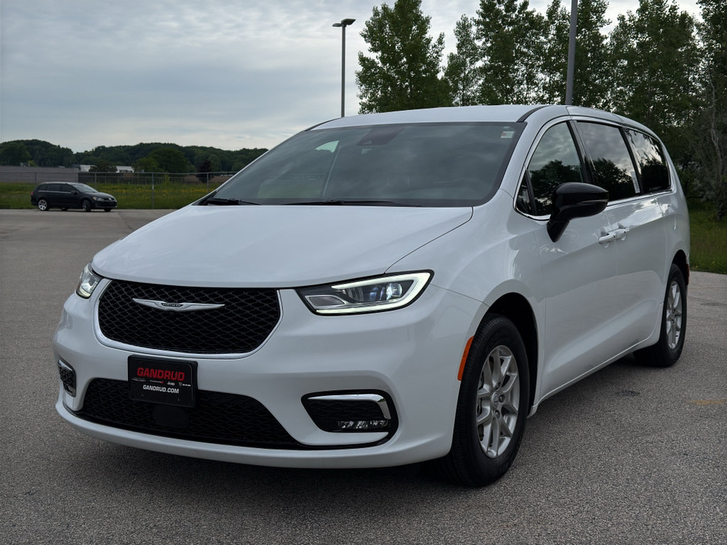 New 2026 Chrysler Pacifica Select FWD image 2