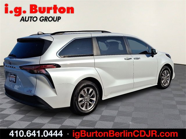 Used 2022 Toyota Sienna XLE image 6