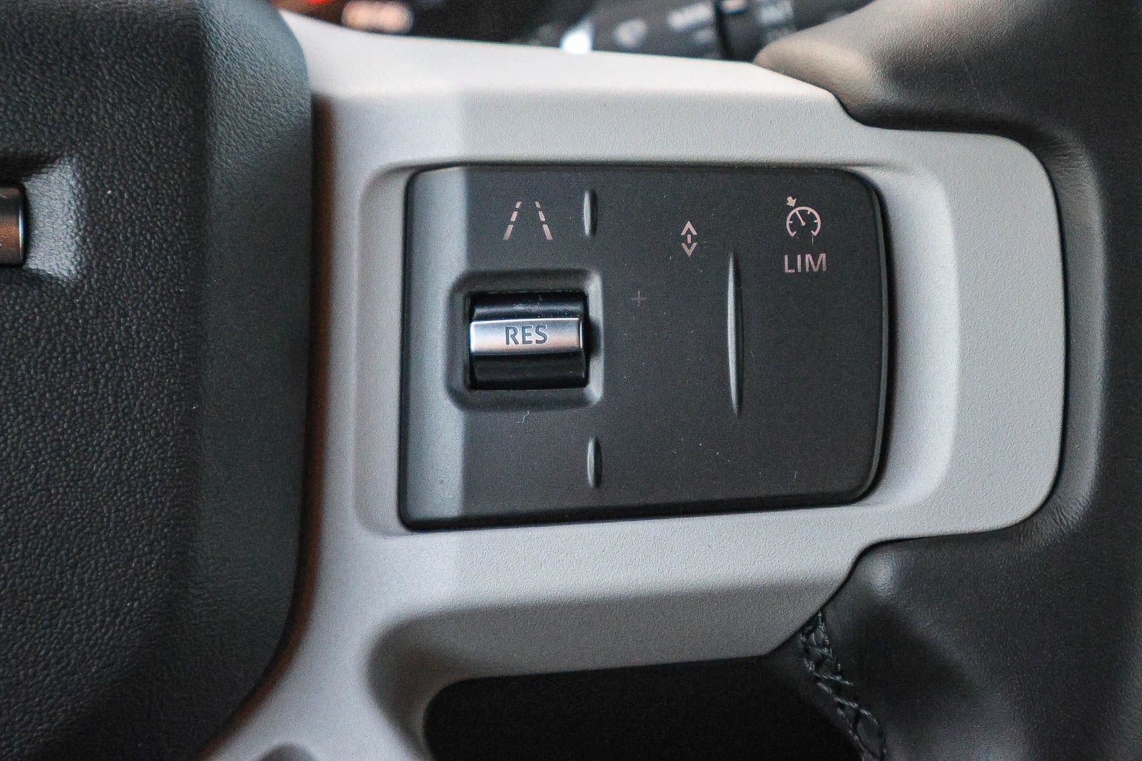 New 2026 Land Rover Defender 110 X-Dynamic SE image 37