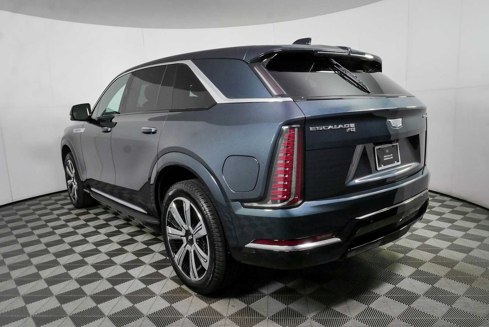 Certified 2025 Cadillac Escalade IQ Luxury 2 w/ LPO, Premium Carpet Package AWD/4WD image 29