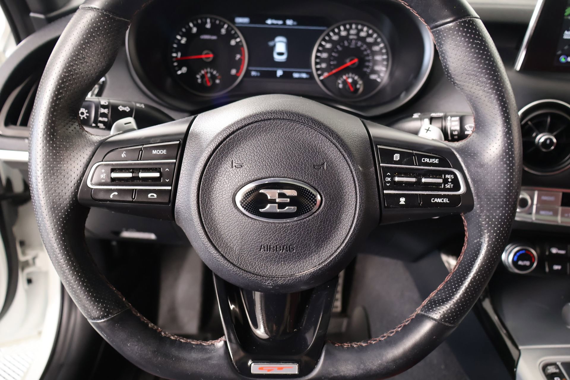 Used 2020 Kia Stinger GT1 RWD image 3