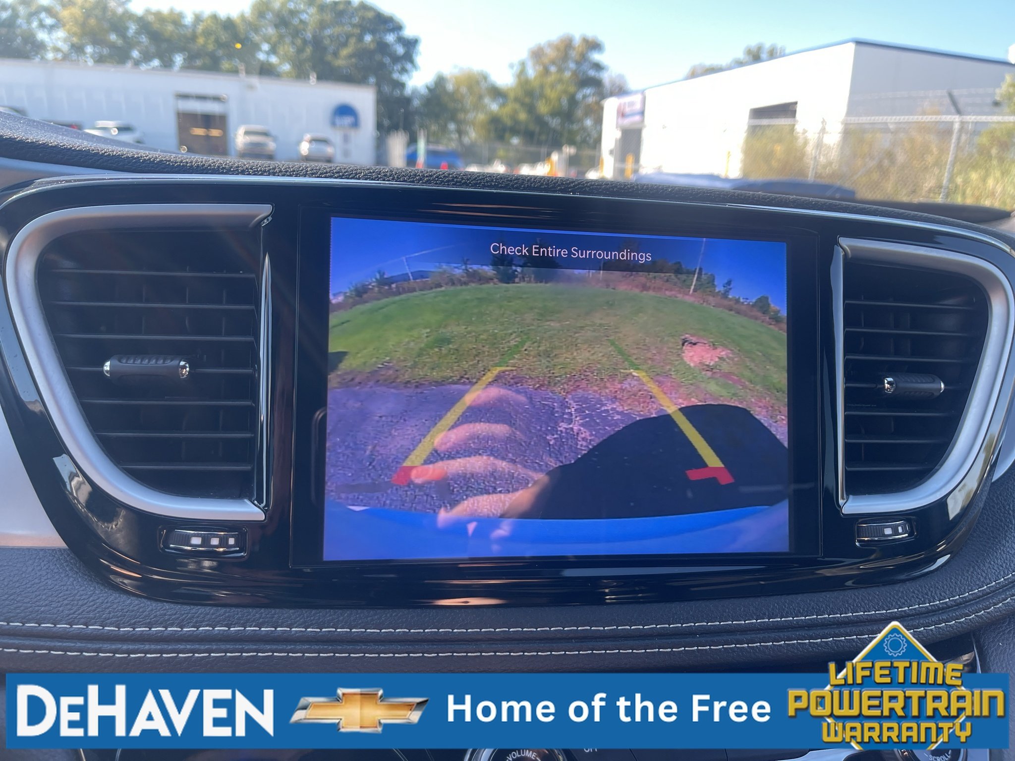 Used 2025 Chrysler Pacifica Limited FWD image 15