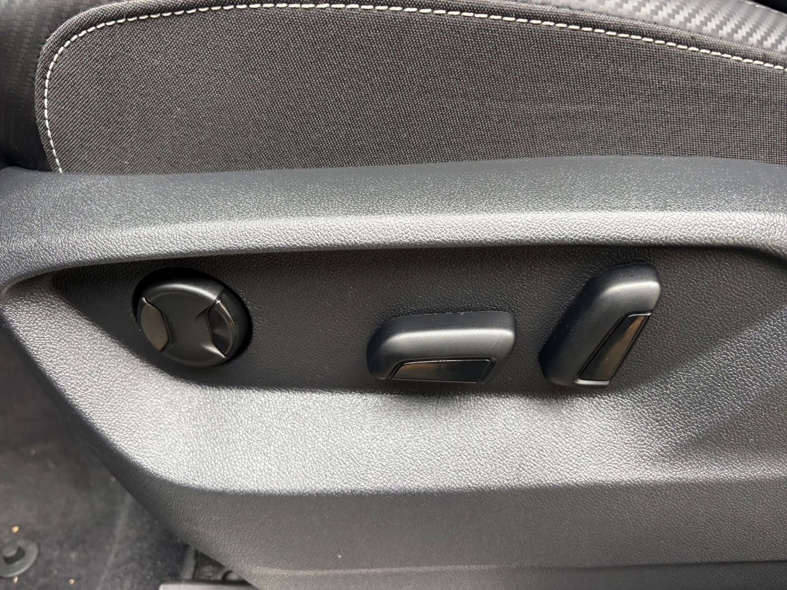 Used 2025 Volkswagen Atlas Cross Sport SE image 23