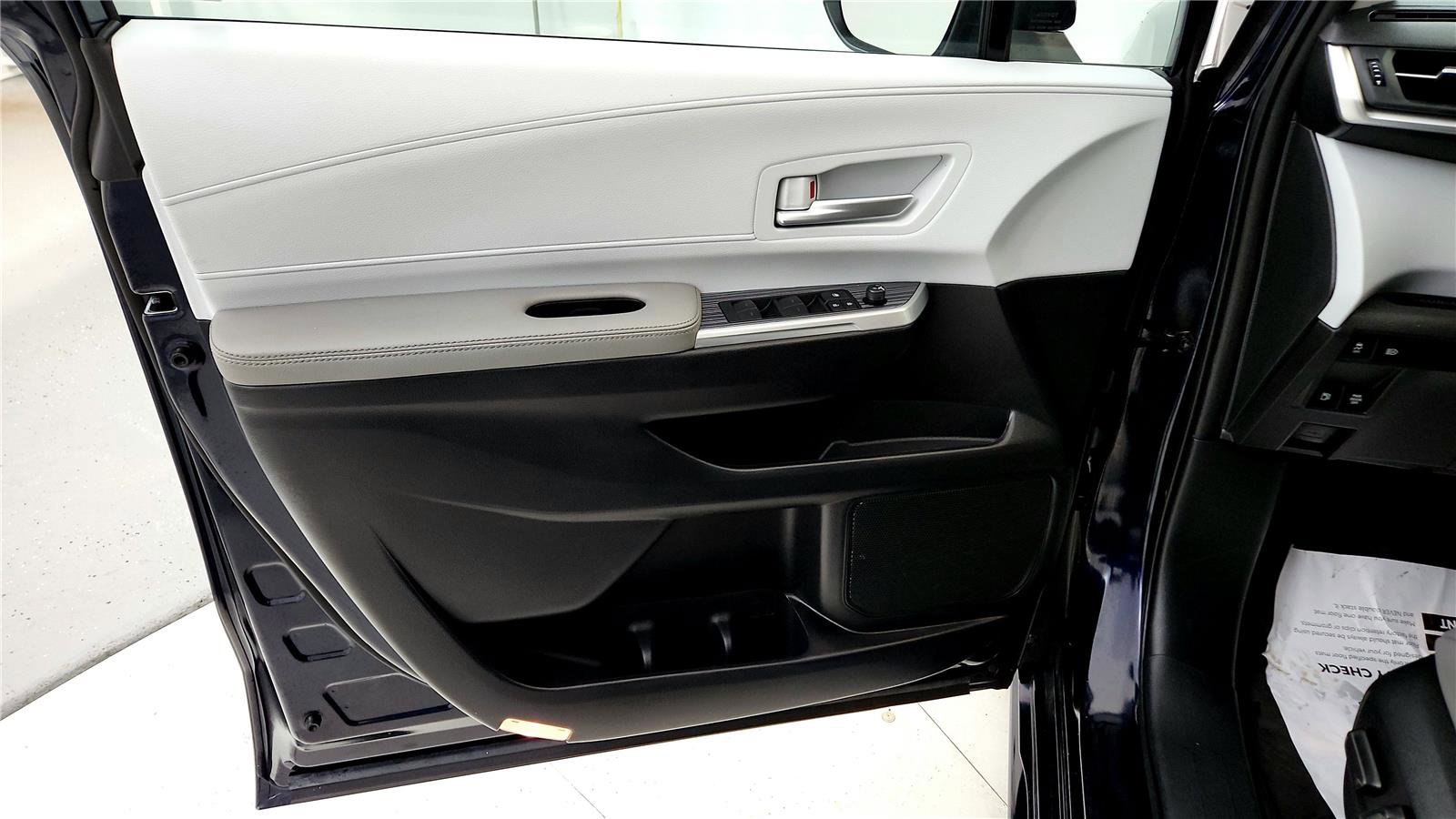 Used 2025 Toyota Sienna XLE image 23