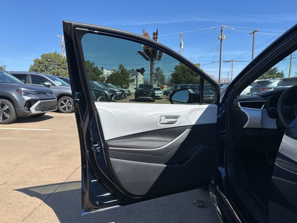Used 2025 Toyota Corolla SE w/ SE Premium Package image 11