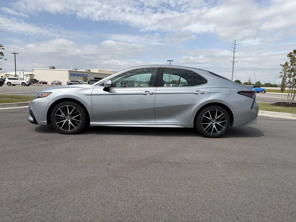 Used 2023 Toyota Camry SE FWD image 2