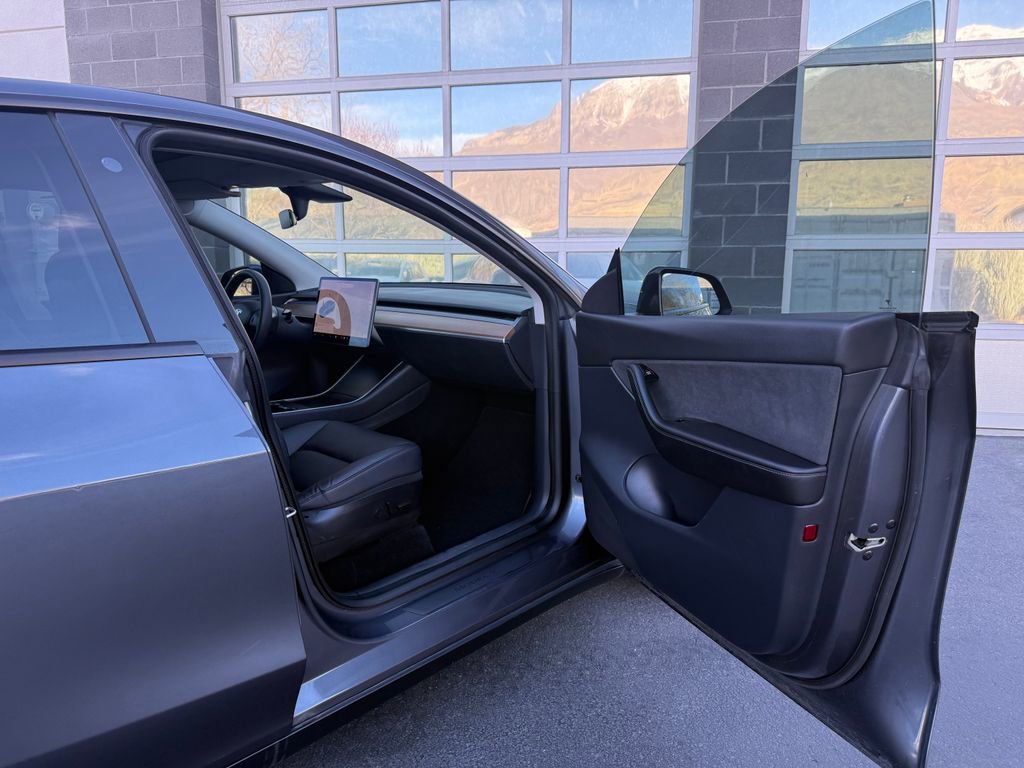 Used 2020 Tesla Model Y Long Range image 17