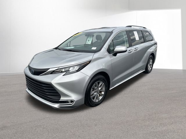 Used 2024 Toyota Sienna XLE image 2
