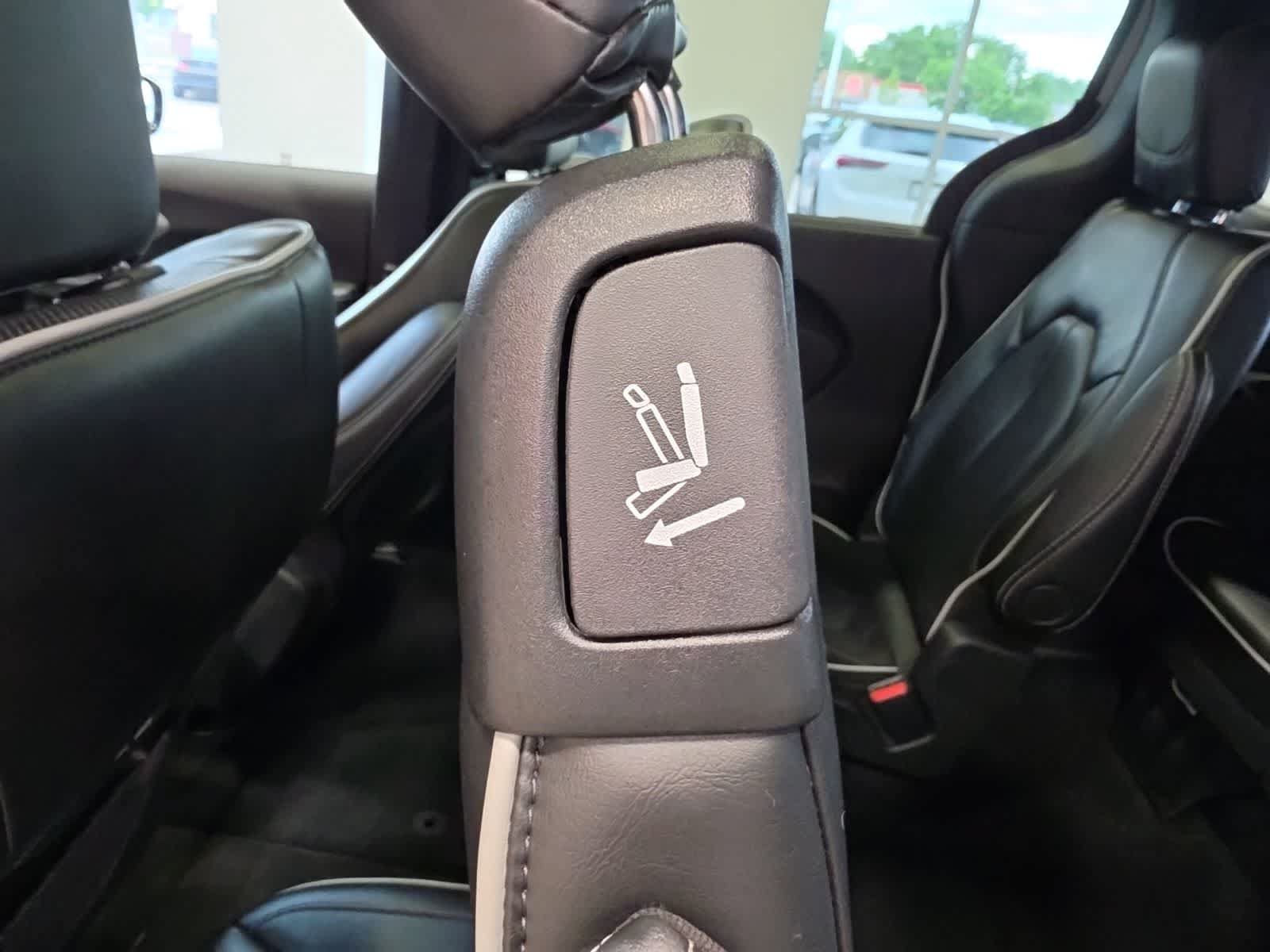 Used 2025 Chrysler Pacifica Limited FWD image 37
