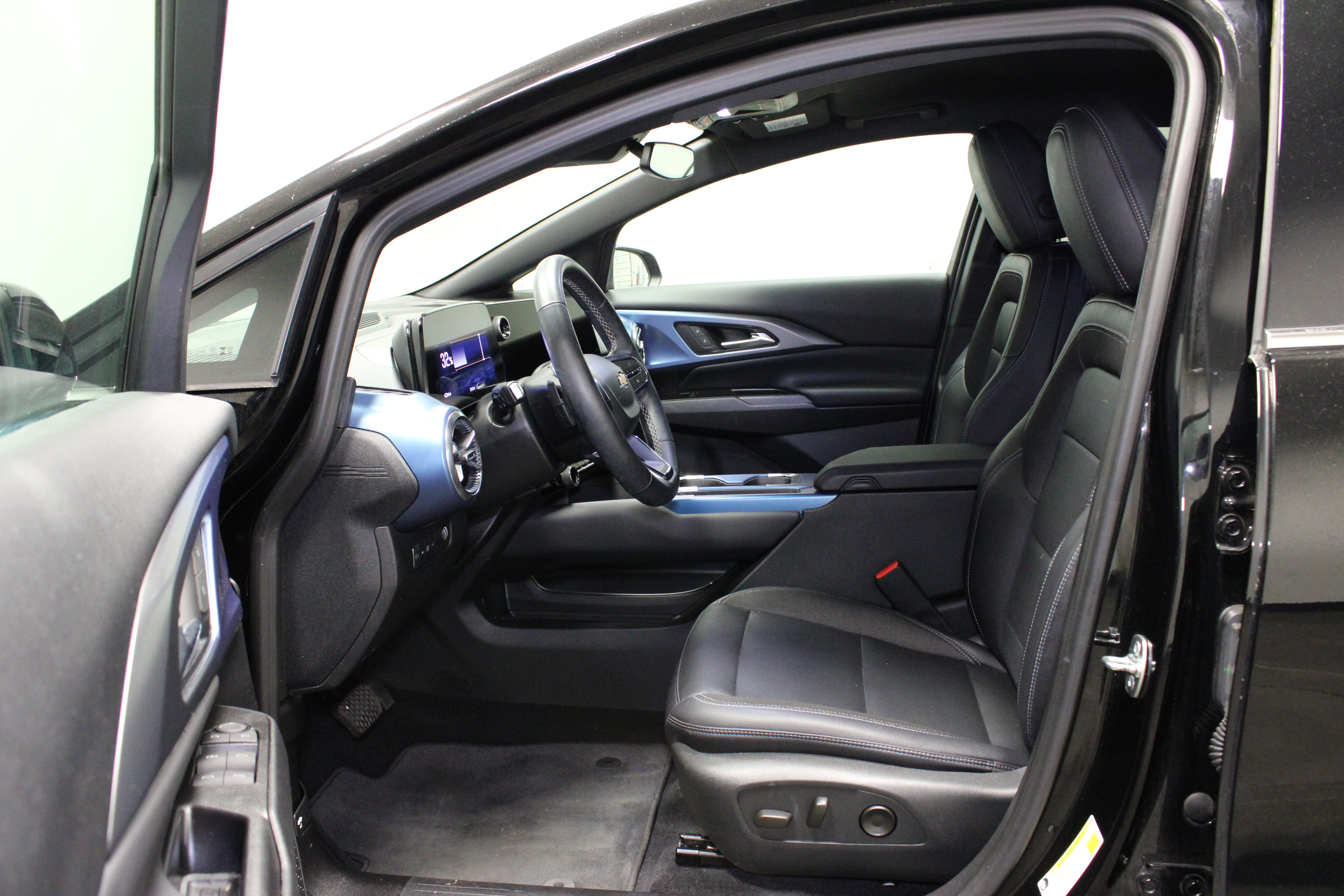 Used 2024 Chevrolet Equinox EV LT FWD image 17