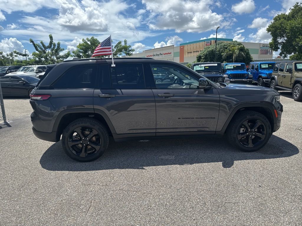 Certified 2023 Jeep Grand Cherokee Limited w/ Black Appearance Package image 18