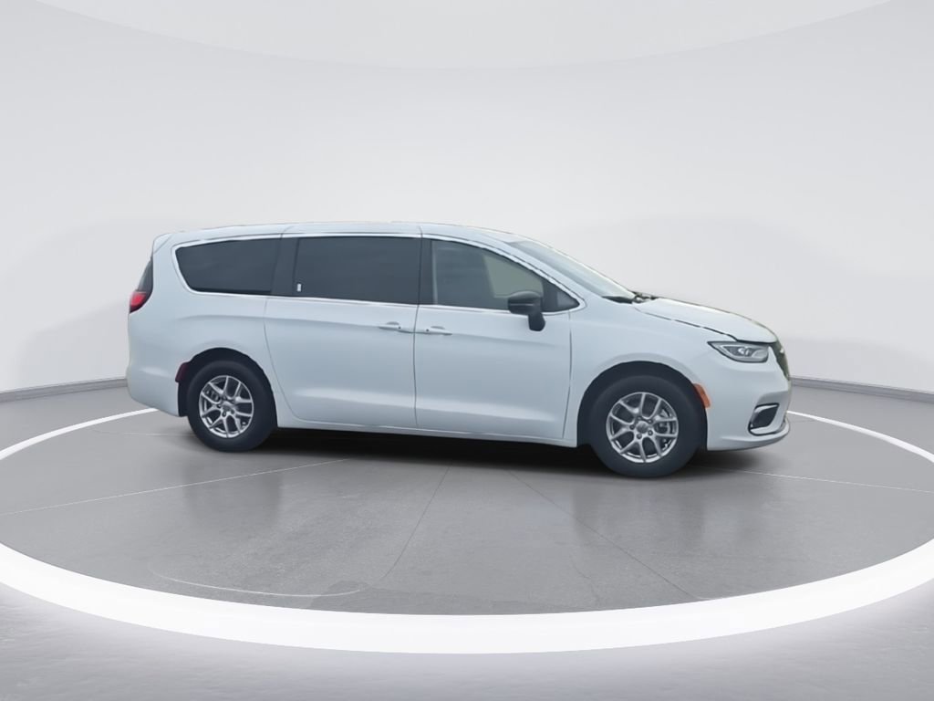 Used 2024 Chrysler Pacifica Touring-L FWD image 9