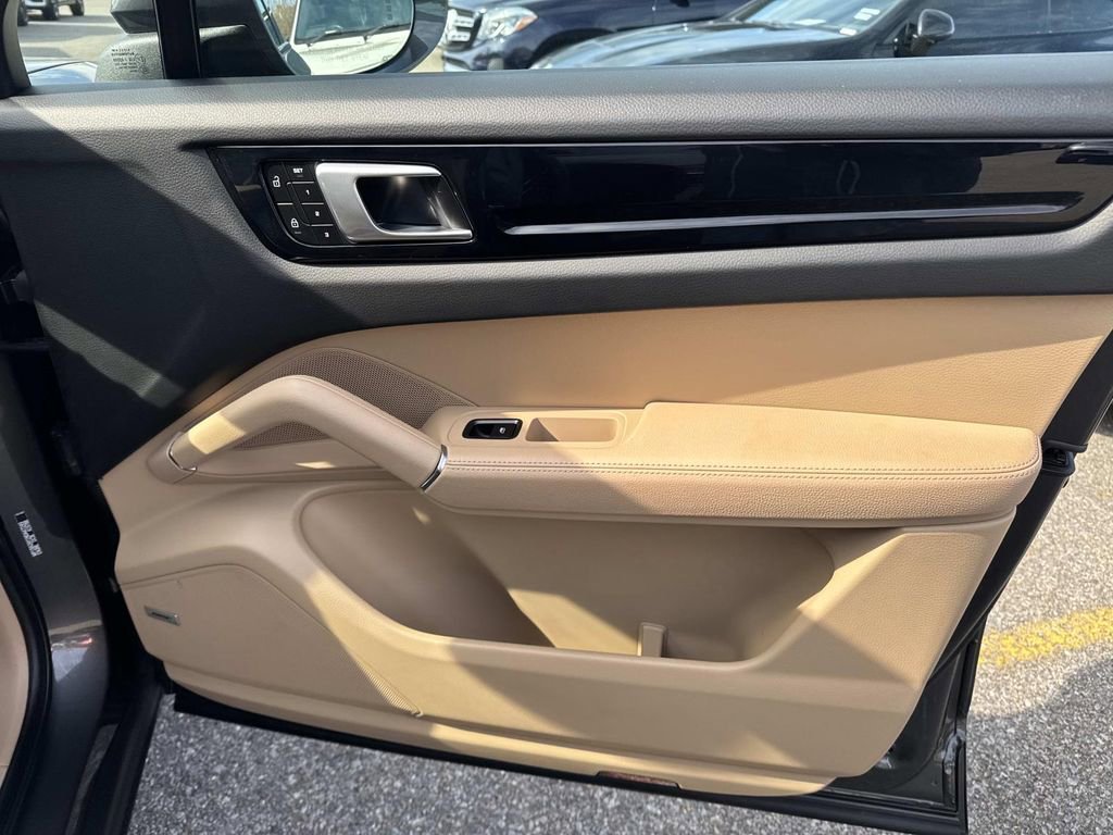 Used 2022 Porsche Cayenne Platinum Edition image 14