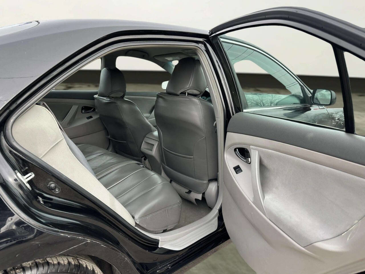 Used 2009 Toyota Camry LE FWD image 16