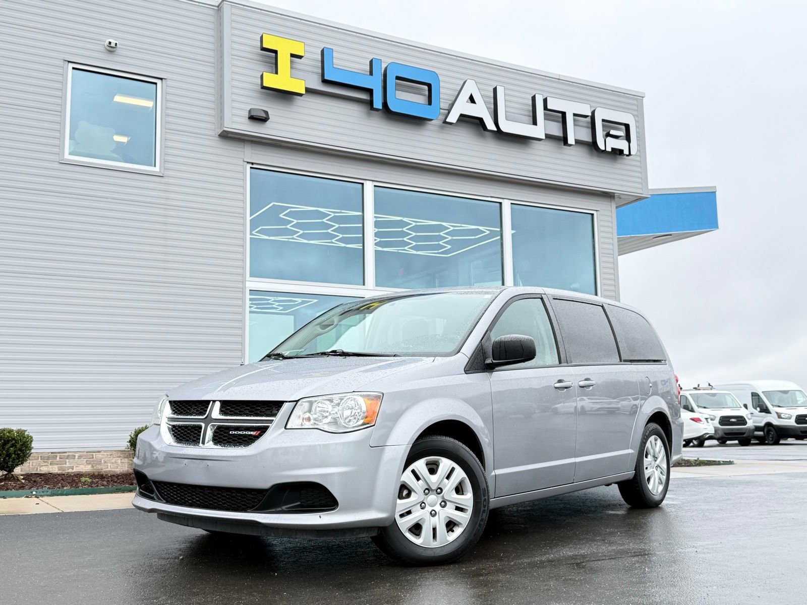 Used 2018 Dodge Grand Caravan SE w/ UConnect Hands-Free Group image 1