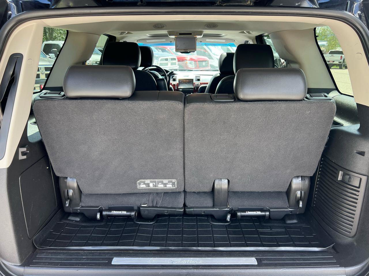Used 2011 Cadillac Escalade Luxury AWD/4WD image 15