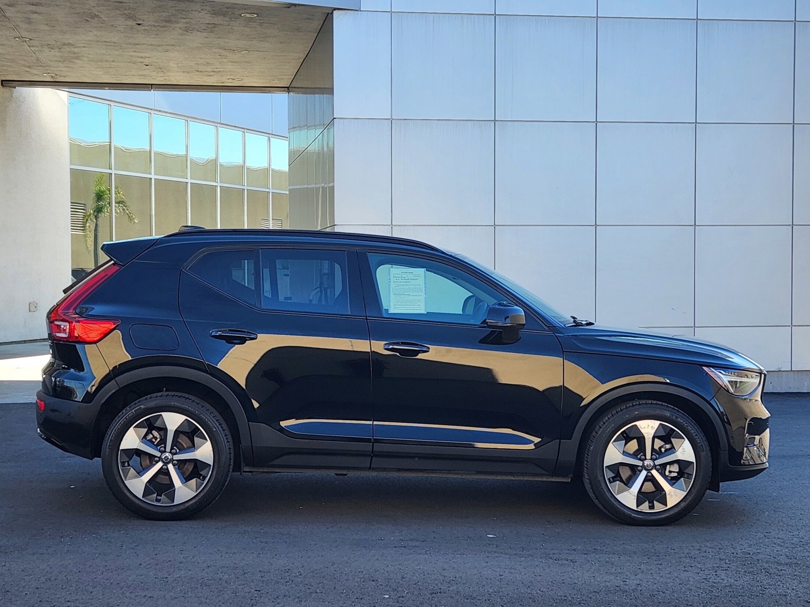 Used 2023 Volvo XC40 B4 Ultimate image 32