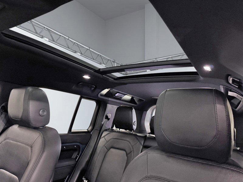 Used 2023 Land Rover Defender 110 SE image 19